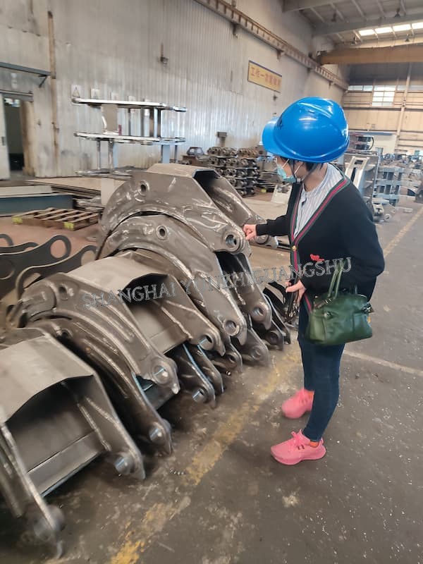 hydraulic grapple semi-product in the workshop