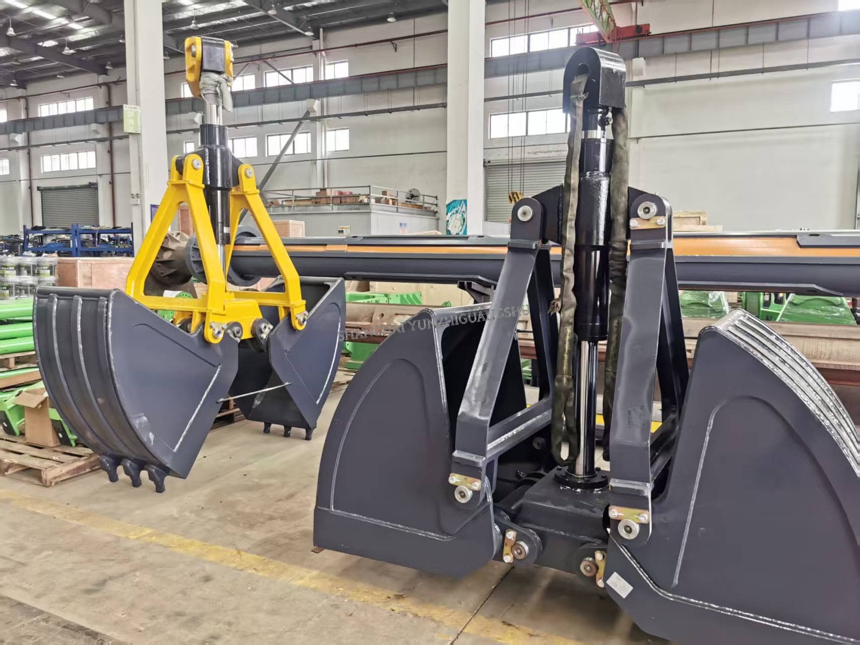 telescopic arm KM260 has the clamshell bucket